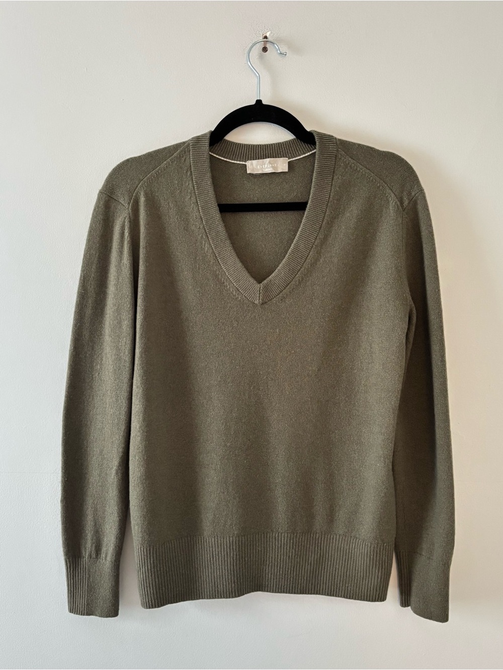 Everlane Cashmere V-Neck Sweater Pullover Soft Knit Ribbed Trim Army Green